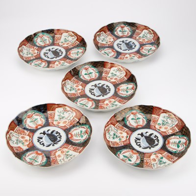 Lot 674 - A SET OF FIVE JAPANESE IMARI DISHES