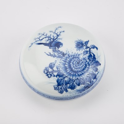 Lot 504 - A CHINESE BLUE AND WHITE BOX AND COVER