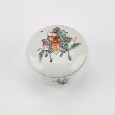 Lot 515 - A SMALL CHINESE BOX AND COVER DECORATED WITH FIGURES