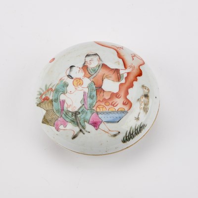 Lot 516 - A CHINESE FAMILLE ROSE BOX AND COVER DECORATED WITH FIGURES