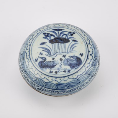 Lot 513 - A LARGE CHINESE BLUE AND WHITE BOX AND COVER