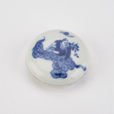 Lot 535 - A SMALL CHINESE BLUE AND WHITE BOX AND COVER