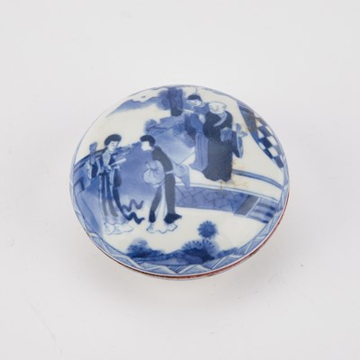 Lot 533 - A SMALL CHINESE BLUE AND WHITE BOX AND COVER