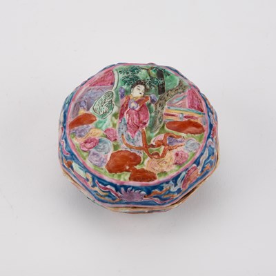 Lot 521 - A CHINESE FAMILLE ROSE MOULDED BOX AND COVER