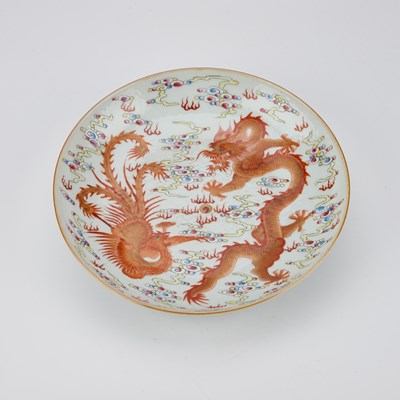 Lot 647 - A CHINESE FAMILLE ROSE AND IRON-RED DRAGON DISH