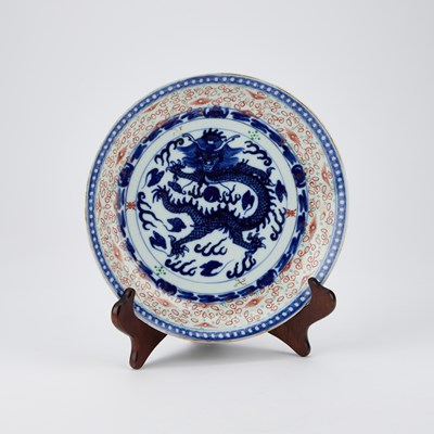 Lot 645 - A CHINESE BLUE AND WHITE DRAGON DISH