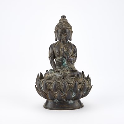 Lot 662 - A BRONZE BUDDHA