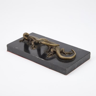 Lot 918 - A 19TH CENTURY BRONZE DESK WEIGHT DEPICTING TWO LIZARDS