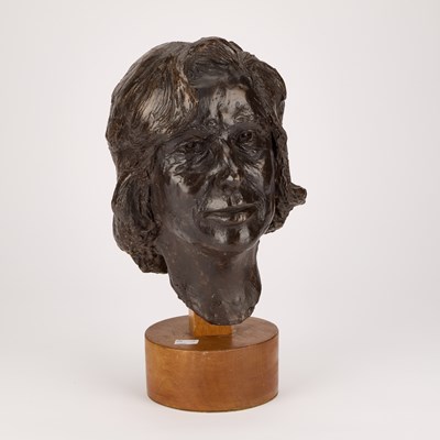 Lot 923 - A CONTEMPORARY BRONZED RESIN HEAD