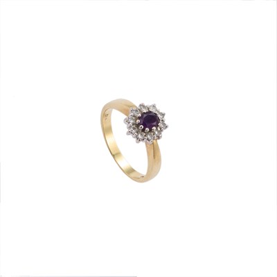 Lot 752 - AN AMETHYST AND DIAMOND RING