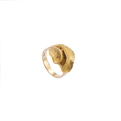 Lot 754 - A CONTEMPORARY GOLD RING