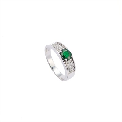 Lot 770 - AN EMERALD AND DIAMOND RING