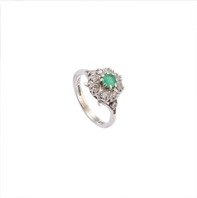 Lot 763 - AN EMERALD AND DIAMOND RING