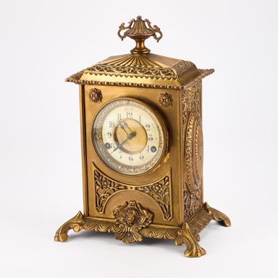 Lot 871 - AN EARLY 20TH CENTURY GILT-METAL MANTEL CLOCK