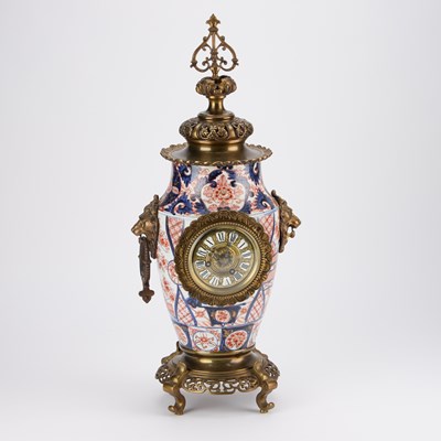 Lot 869 - A FRENCH BRASS AND IMARI PORCELAIN MANTEL CLOCK