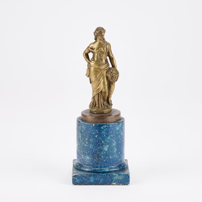 Lot 919 - A SMALL 19TH CENTURY BRONZE FIGURE ON A FAUX LAPIS BASE