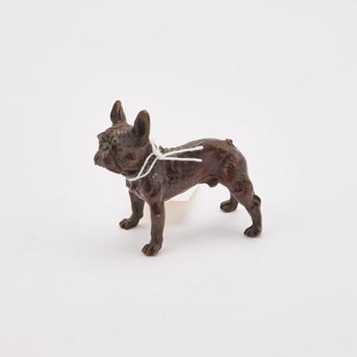 Lot 915 - A SMALL BRONZE OF A DOG