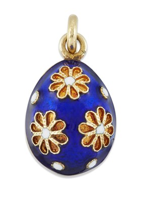 Lot 1593 - AN ENAMELLED EGG PENDANT