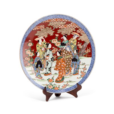 Lot 105 - A LARGE JAPANESE IMARI CHARGER