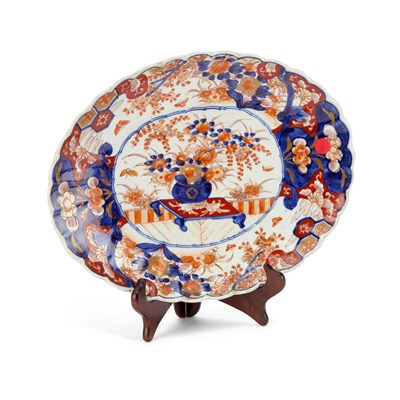 Lot 106 - A LARGE JAPANESE IMARI FLUTED DISH, LATE 19TH/EARLY 20TH CENTURY