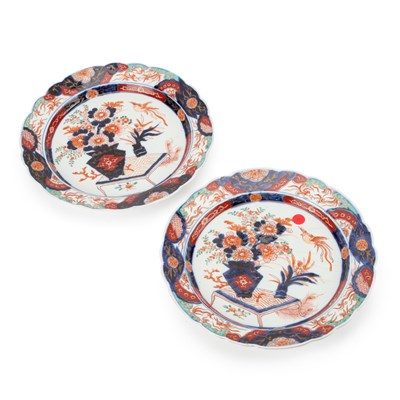 Lot 84 - A PAIR OF JAPANESE IMARI CHARGERS, LATE 19TH/EARLY 20TH CENTURY