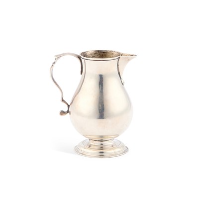 Lot 472 - A GEORGE II SILVER CREAM JUG