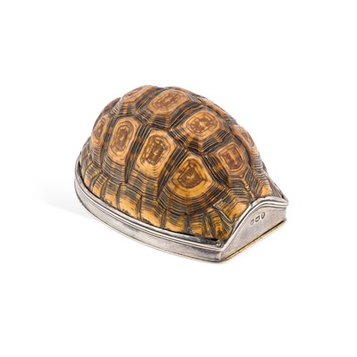 Lot 451 - A RARE GEORGE III SILVER-MOUNTED TERRAPIN SHELL SNUFF BOX