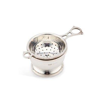 Lot 321 - A GEORGE VI SILVER TEA STRAINER AND BOWL