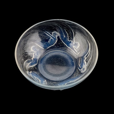 Lot 36 - RENÉ LALIQUE (FRENCH, 1860-1945), 'ONDINES', A BOWL, DESIGNED 1921