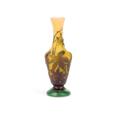 Lot 38 - ÉMILE GALLÉ (FRENCH, 1846-1904), A SMALL CAMEO GLASS VASE