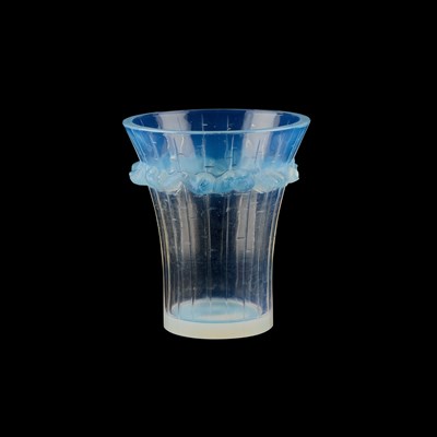 Lot 30 - RENÉ LALIQUE (FRENCH, 1860-1945), 'BOULOURIS', A VASE, DESIGNED 1933