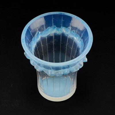 Lot 30 - RENÉ LALIQUE (FRENCH, 1860-1945), 'BOULOURIS', A VASE, DESIGNED 1933