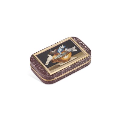 Lot 501 - A RARE SWEDISH GOLD-MOUNTED PORPHYRY SNUFF BOX WITH INSET MICROMOSAIC PANEL DEPICTING PLINYS DOVES