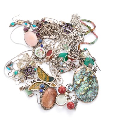 Lot 605 - A COLLECTION OF SILVER JEWELLERY