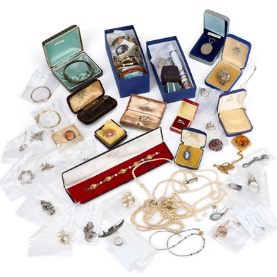 Lot 341 - A LARGE MIXED LOT OF COSTUME JEWELLERY