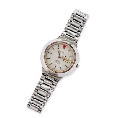 Lot 526 - A GENT'S STEEL OMEGA F300 BRACELET WATCH