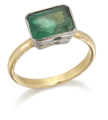 Lot 1548 - AN 18 CARAT GOLD EMERALD RING