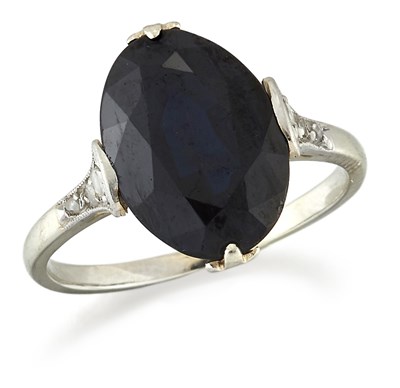 Lot 1573 - AN EARLY 20TH CENTURY SAPPHIRE AND DIAMOND RING