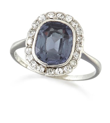 Lot 1715 - AN EARLY 20TH CENTURY SYNTHETIC COLOUR-CHANGE SAPPHIRE AND DIAMOND CLUSTER RING