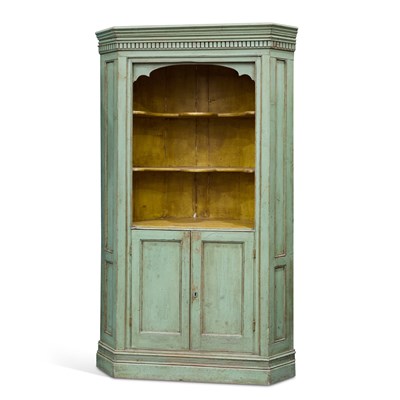 Lot 795 - A GEORGIAN STYLE GREEN-PAINTED PINE FLOOR-STANDING CORNER CABINET