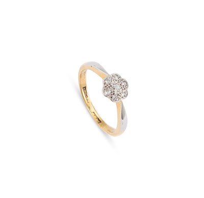 Lot 549 - AN 18 CARAT GOLD DIAMOND CLUSTER RING