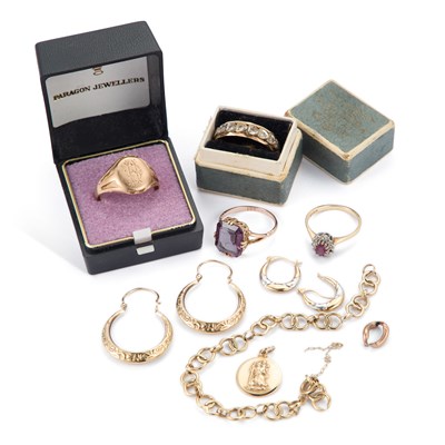 Lot 524 - A GROUP OF 9 CARAT GOLD JEWELLERY