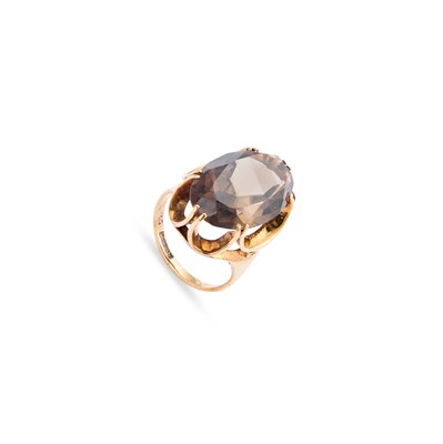 Lot 467 - A 9 CARAT GOLD SMOKEY QUARTZ DRESS RING