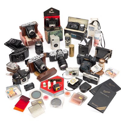 Lot 689 - A COLLECTION OF CAMERAS AND PHOTOGRAPHY EQUIPMENT