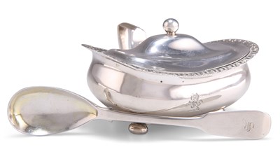 Lot 1098 - A GEORGE III SILVER MUSTARD POT