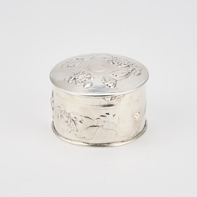 Lot 146 - A CHINESE SILVER BOX