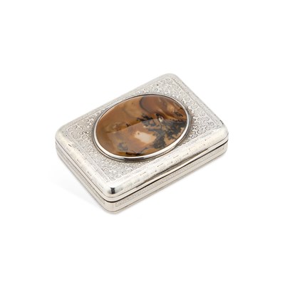 Lot 373 - A GEORGE III SILVER AND AGATE SNUFF BOX