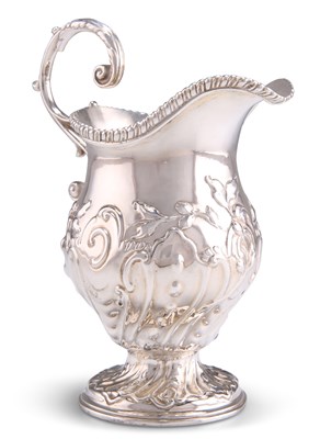 Lot 1137 - A GEORGE III SILVER CREAM JUG