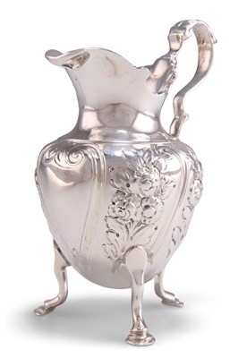 Lot 1136 - A GEORGE III SILVER CREAM JUG