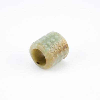 Lot 964 - A CHINESE JADE THUMB RING